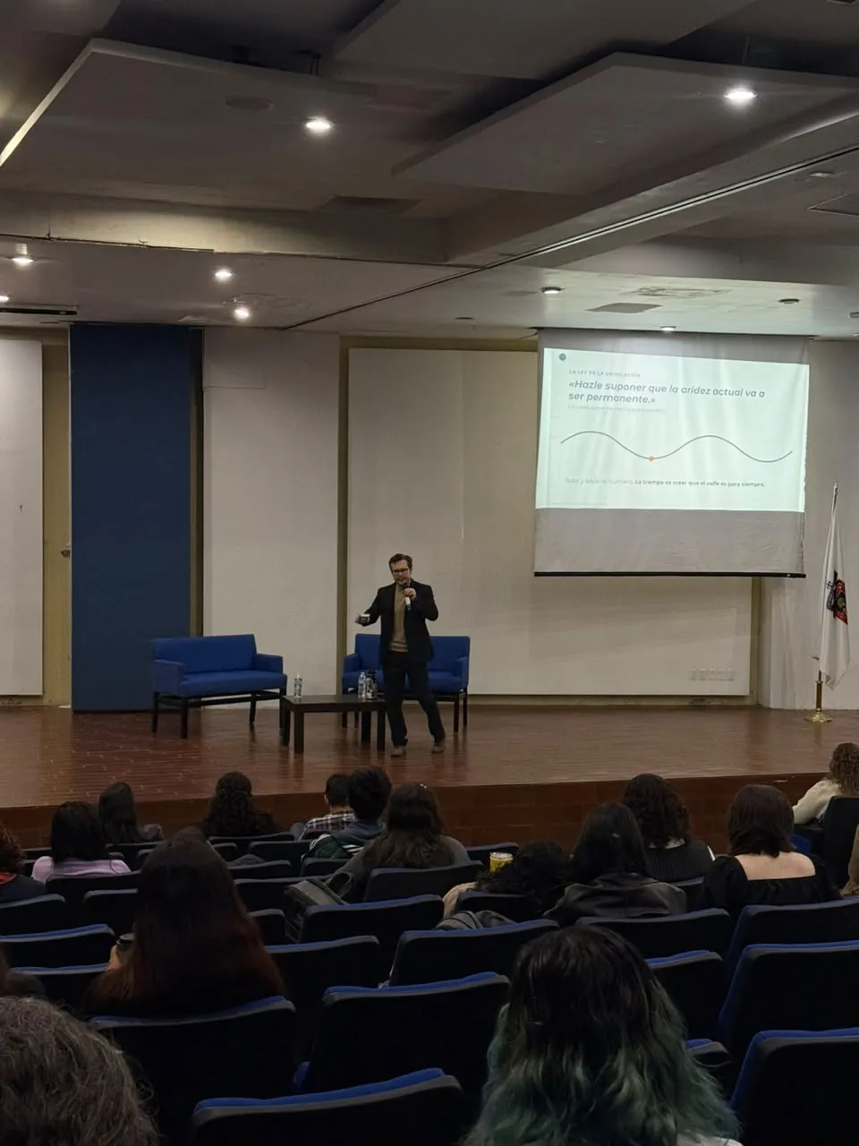 Eduardo Portillo dando una conferencia frente a estudiantes en UTEG