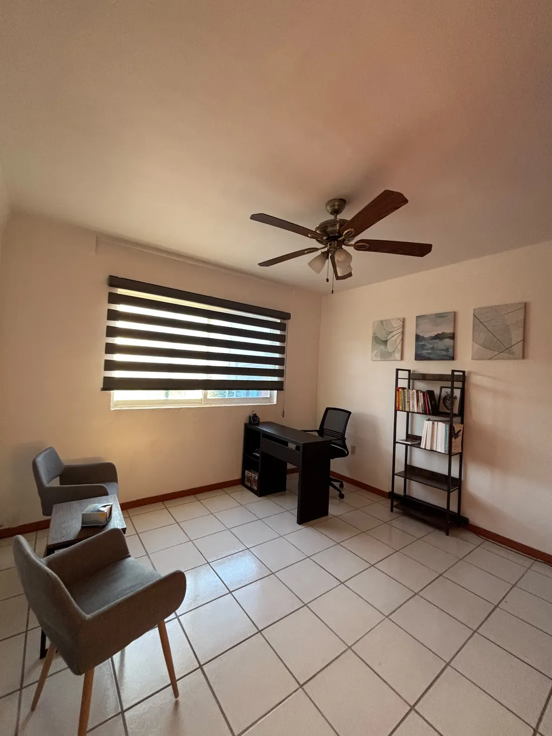 Sala de terapia con dos sillones
