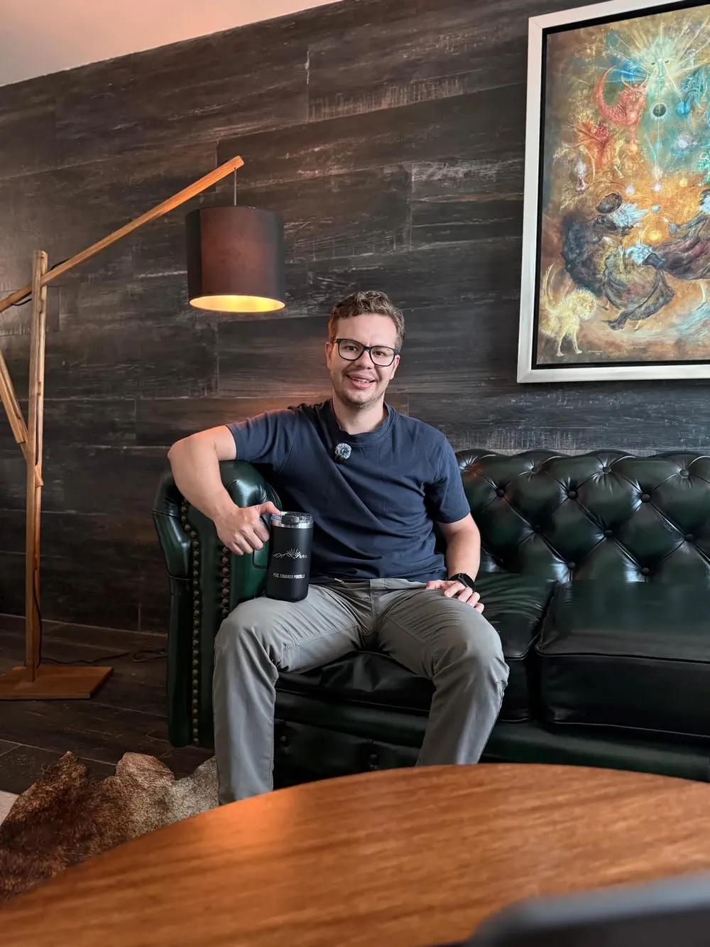 Eduardo Portillo en el sillón de su consultorio