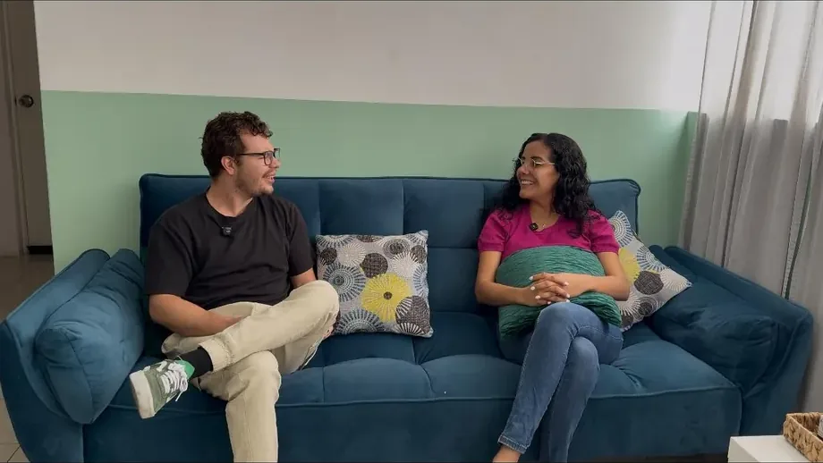 Eduardo Portillo conversando en el set del podcast Refill Terapéutico